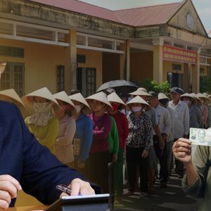 XẾP HÀNG CẢ NGÀY ĐỂ LẤY 100.000